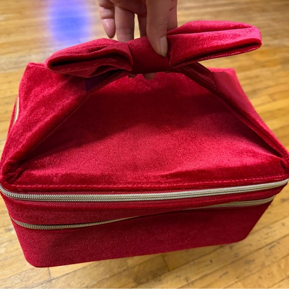 Estee Lauder Red Bow Soft Two Zippered Layers 2024 Empty Train Case - Picture 1 of 3